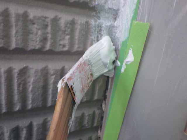 下塗り刷毛塗装中です