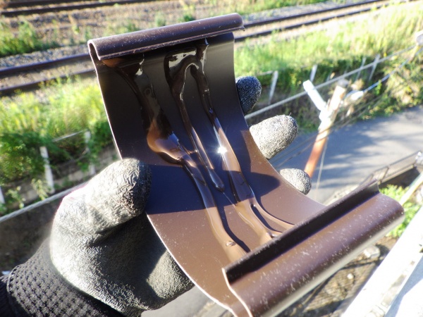 軒継ぎ手にボンドを入れます