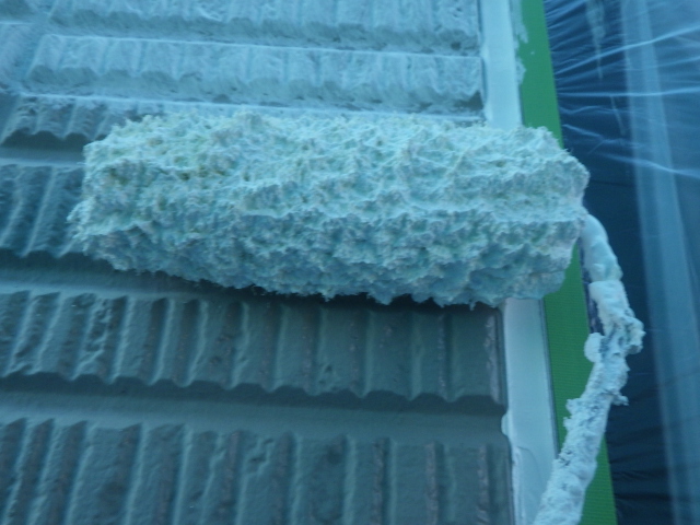 下塗りローラー塗装中です