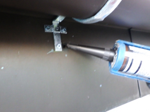 既存金具穴のシーリング中です