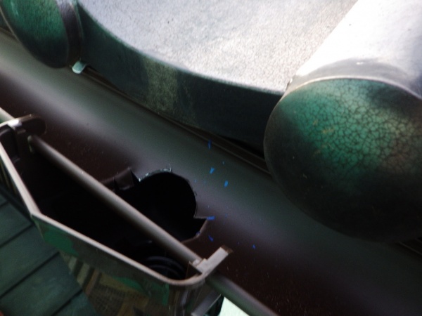 軒樋に排水穴を開けました