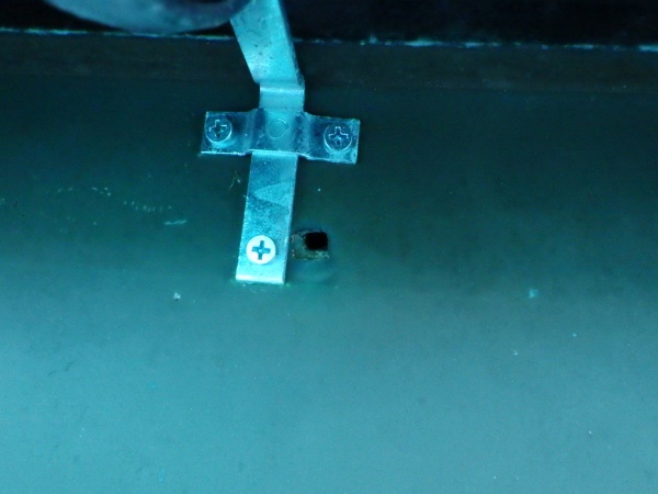 既存金具穴のシーリング中です