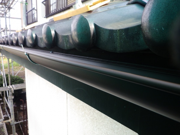 軒樋の取り付け中です