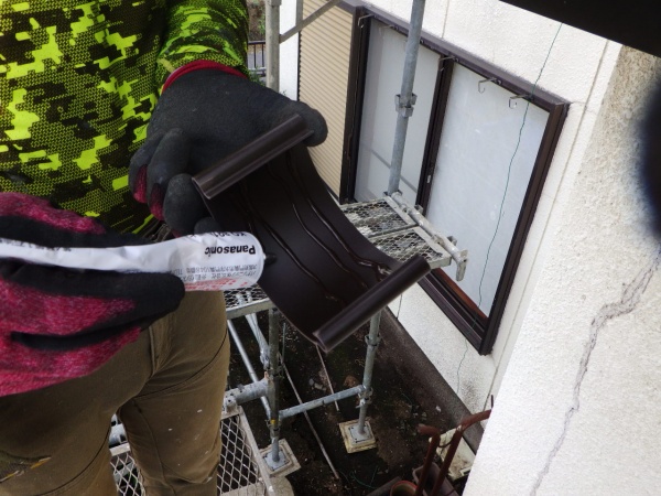 軒樋を繋ぎました