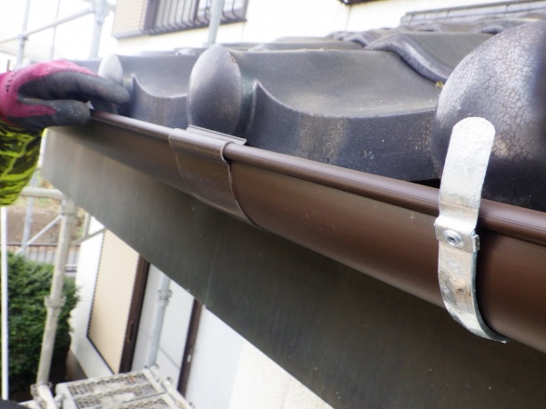 軒樋を繋ぎました