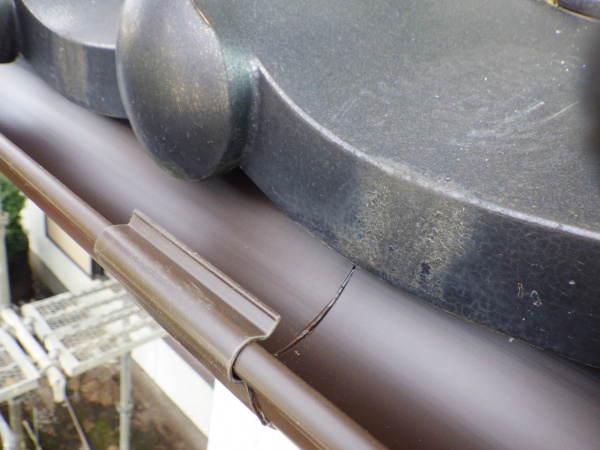 軒樋を繋ぎました