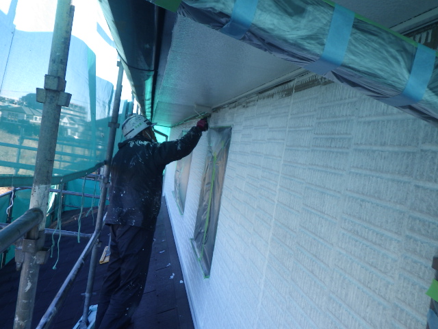 軒天１回目塗装中です