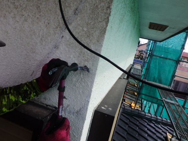 竪樋金具を取り付けました