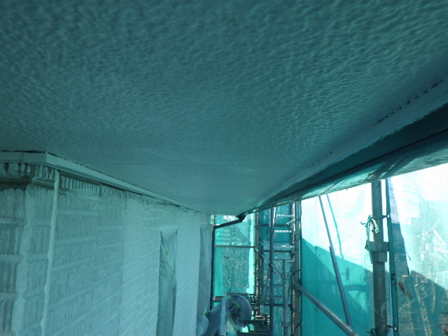 軒天１回目塗装終了です