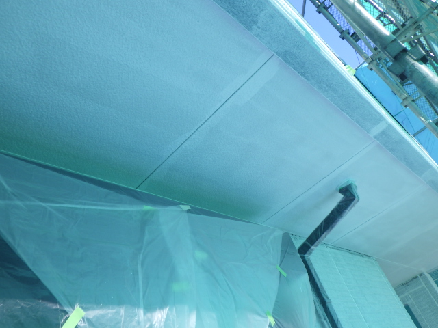 軒天１回目塗装終了です