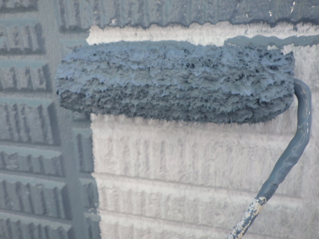 外壁の中塗り中です