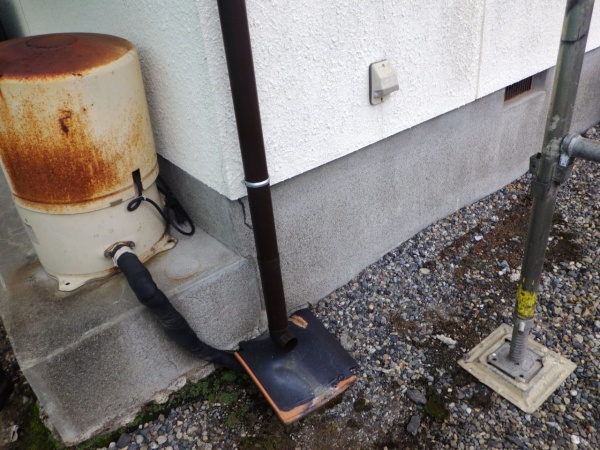 地面側にエルボーを取り付けました