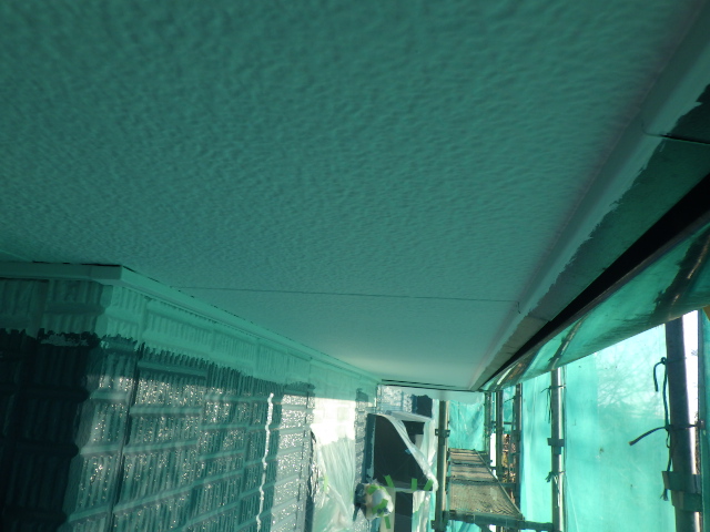 軒天２回目塗装終了です