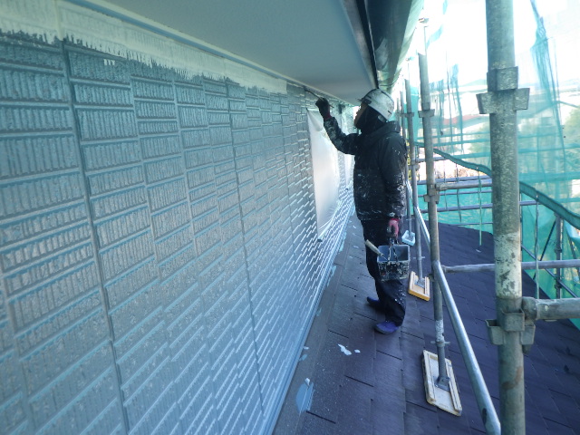 軒天取り合い塗装中です