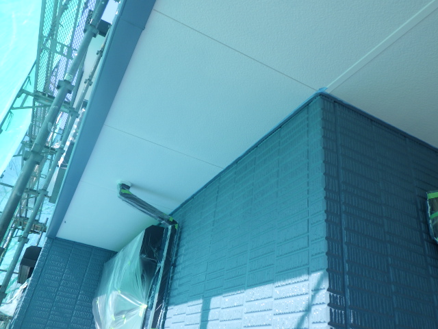 ２回目軒天取り合い塗装終了です