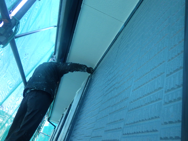 ２回目軒天取り合い塗装中です