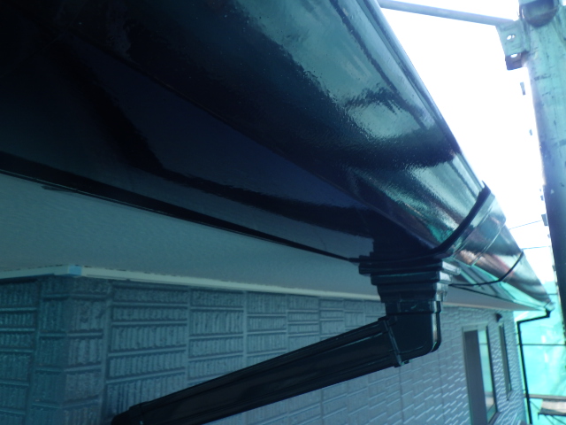 破風、軒樋の塗装終了です