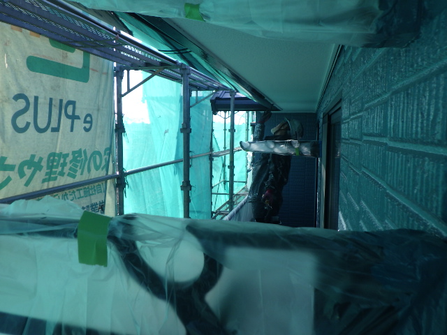 破風、鼻隠し、軒樋の塗装中です