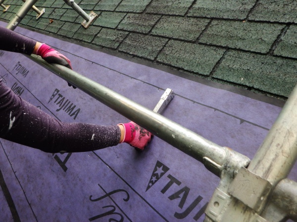 粘着性ルーフィングの貼り付け中です