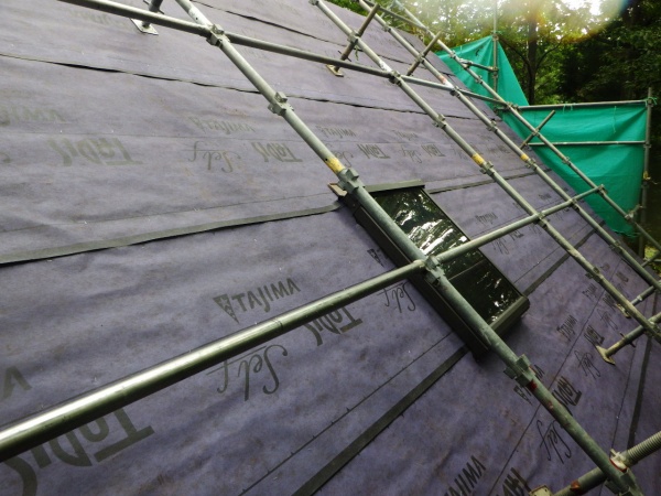 粘着性ルーフィングの貼り付け終了です