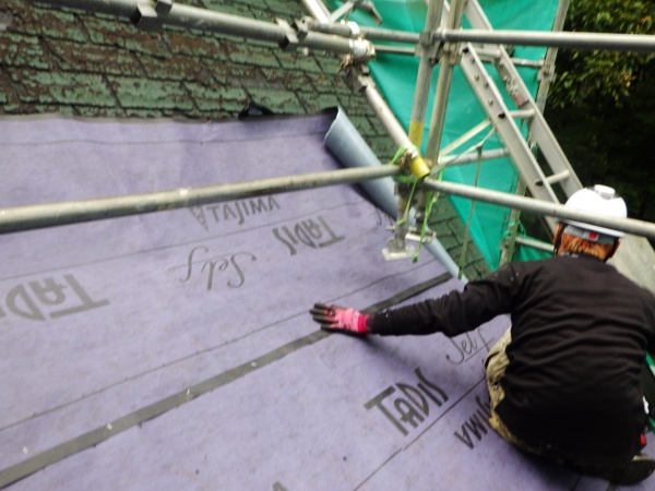 粘着性ルーフィングの貼り付け中です