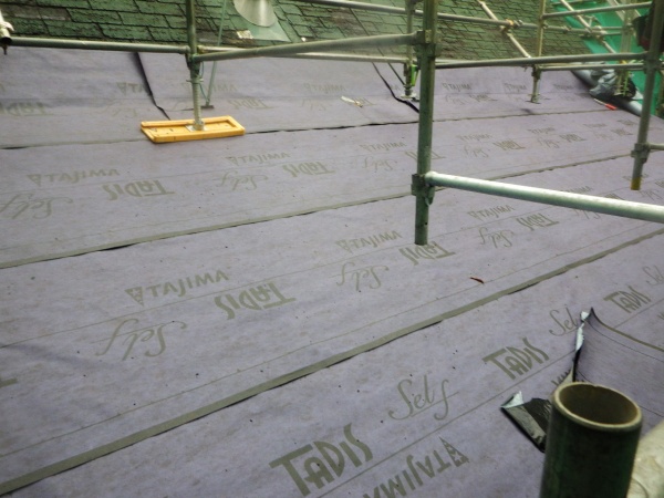 粘着性ルーフィングの貼り付け終了です