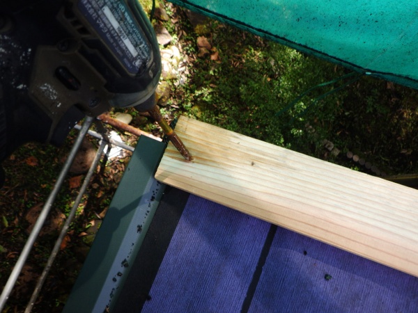 ケラバ包み板金下地の取り付け中です