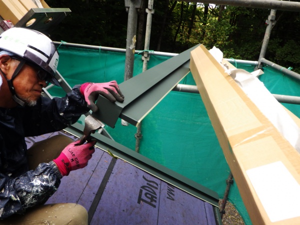 ケラバ包み板金の加工中です