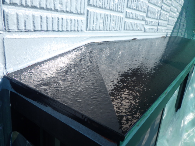 出窓天板の中塗り塗装終了です