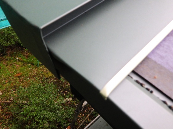 ケラバ包み板金の取り付け中です