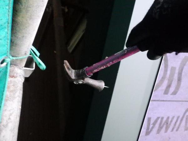 ケラバ包み板金の取り付け中です