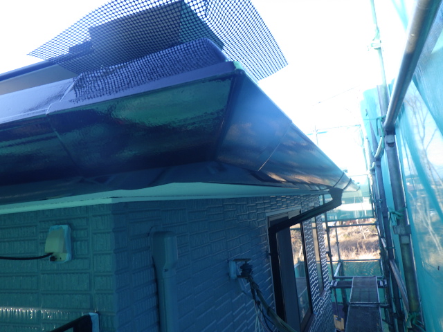 軒樋の上塗り終了です