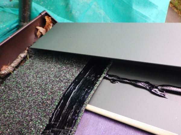 ルーフの貼り始まりです