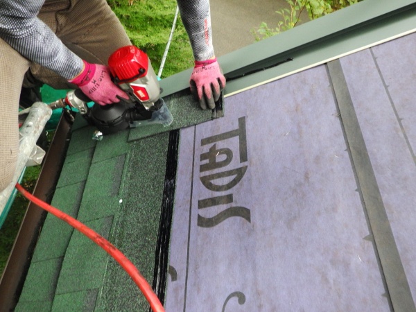 ルーフの固定中です