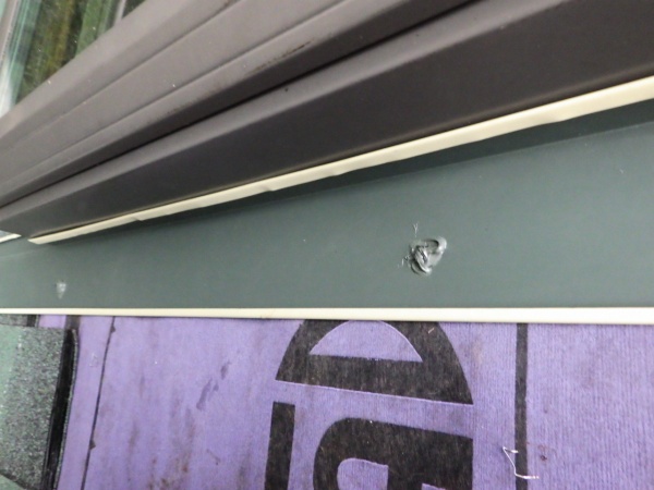 捨て谷の固定ビスのシーリング終了です