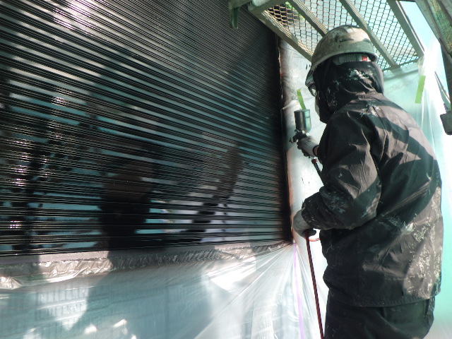 上塗り吹付塗装中です