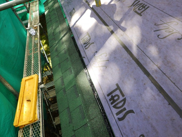 １段目のルーフ貼り付け終了です