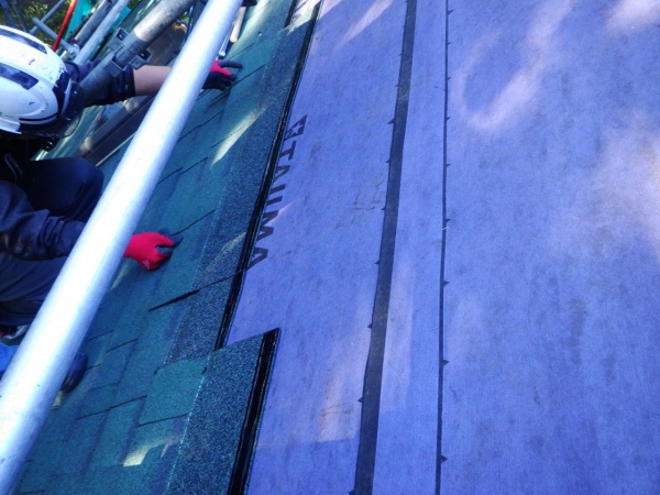 北面を同時進行でルーフを貼り付けました