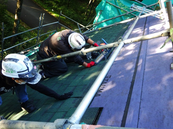 北面を同時進行でルーフを貼り付けました