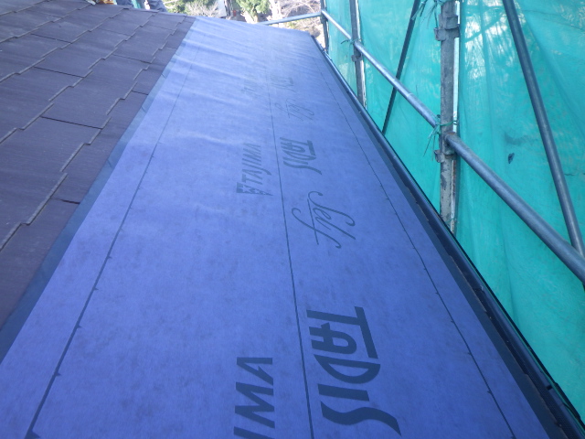 ルーフィングの貼り付け中です