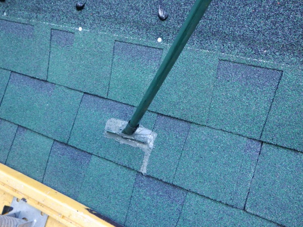 煙突支え足の防水処理が終了しました