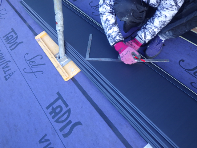 ルーフの加工中です