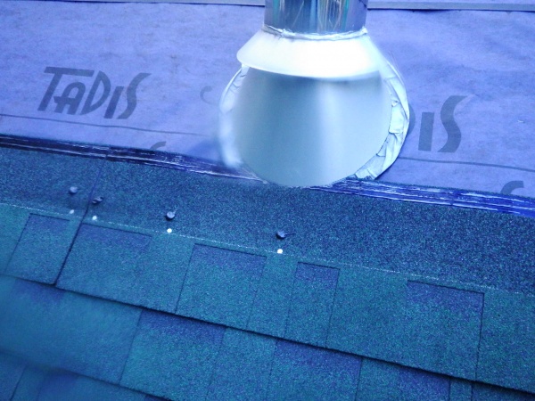 煙突周りのルーフ貼り付け中です