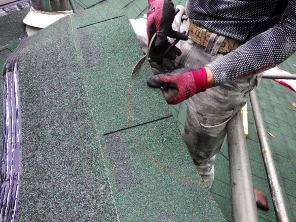 煙突周りのルーフ加工中です