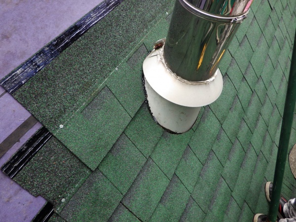 煙突周りのルーフ貼り付け終了です