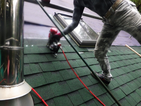 天窓周りのルーフ貼り付け中です