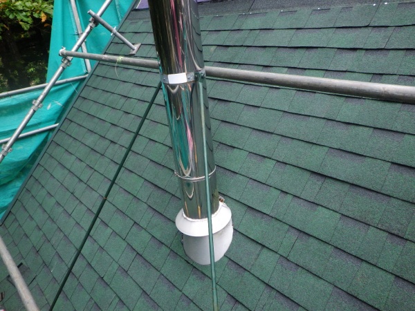 煙突周りのルーフ貼り付けが終了しました