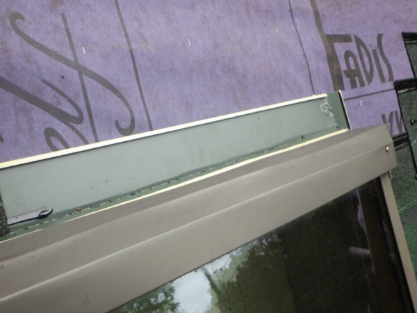 天窓周りに捨て谷を取り付けました