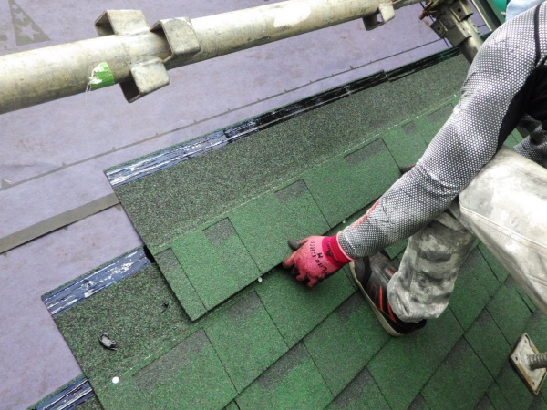 ルーフの貼り付け中です