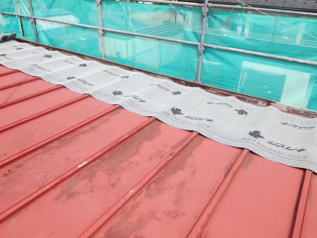 ルーフィング１段目の仮置き中です